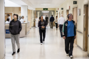 Pasillo de hospital psiquiátrico, inteligencia artificial y salud mental